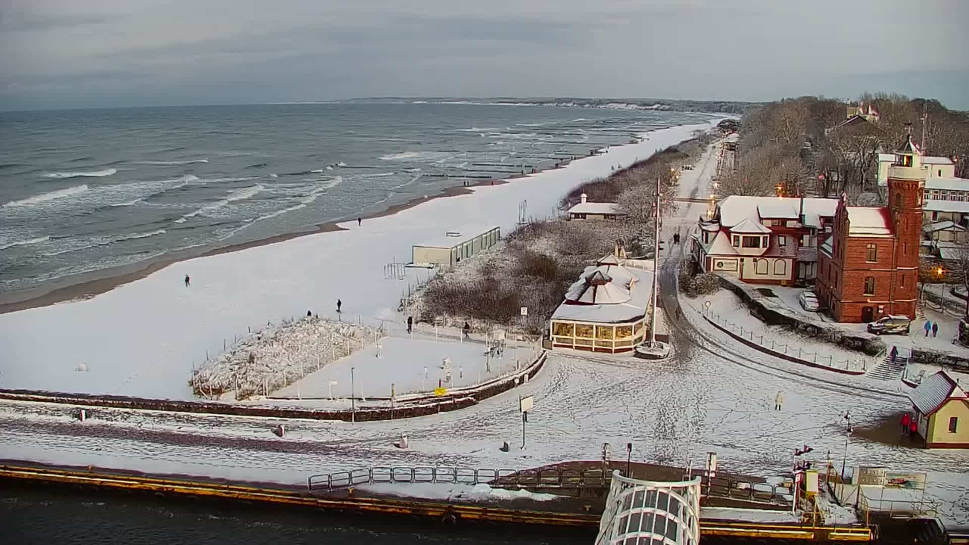 USTKA KAMERA widok z pylonu na port i plażę